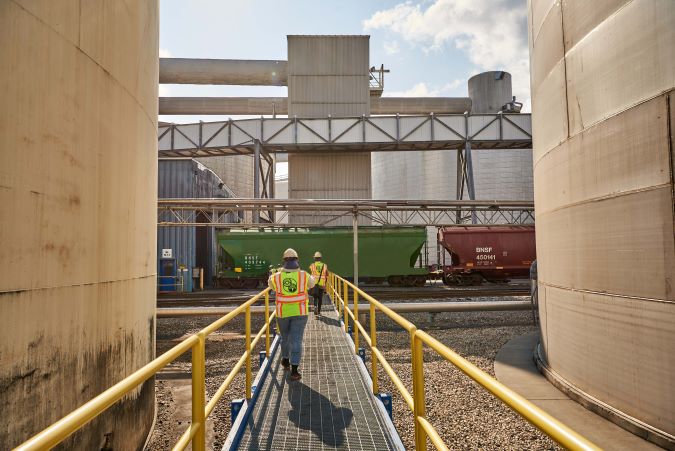 BNSF has long provided transportation services for United Sugar, featured at one of their plants. BNSF has long provided transportation services for United Sugar, featured at one of their plants.